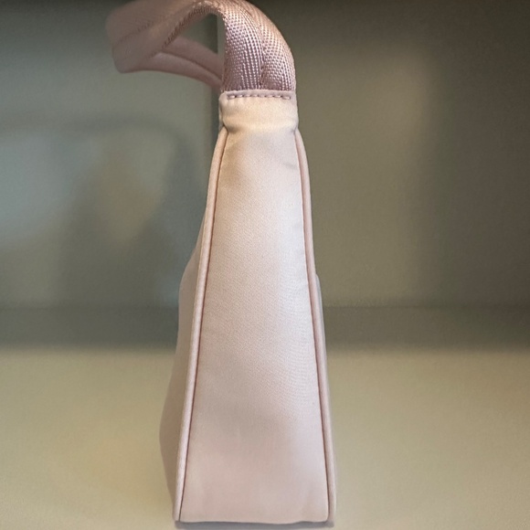 Prada Re-Edition 2000 Mini Shoulder Bag - Picture 5 of 10